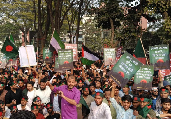 স্লোগানে উত্তাল শহীদ মিনার, দাবি একটাই শেখ হাসিনার ফাঁসি চায়