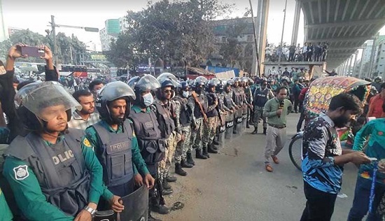 জলকামান নিয়ে আন্দোলনকারীদের ঘিরে রেখেছে পুলিশ, যে কোন সময় একশন